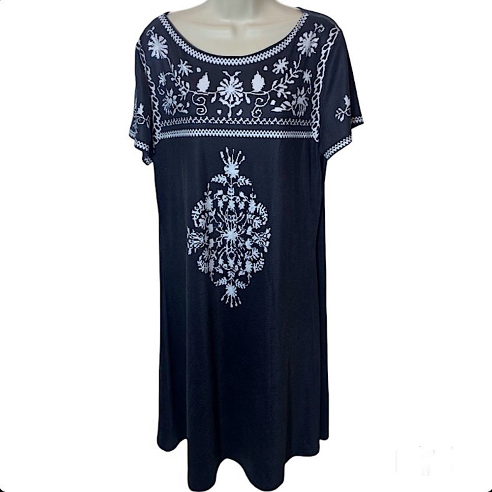 JustFashionNow dark dark blue/black and white patterned Spanish Style dress
